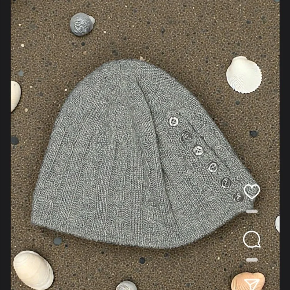Chaps lamb wool blend knitted light gray beanie with buttons detail Women’s M